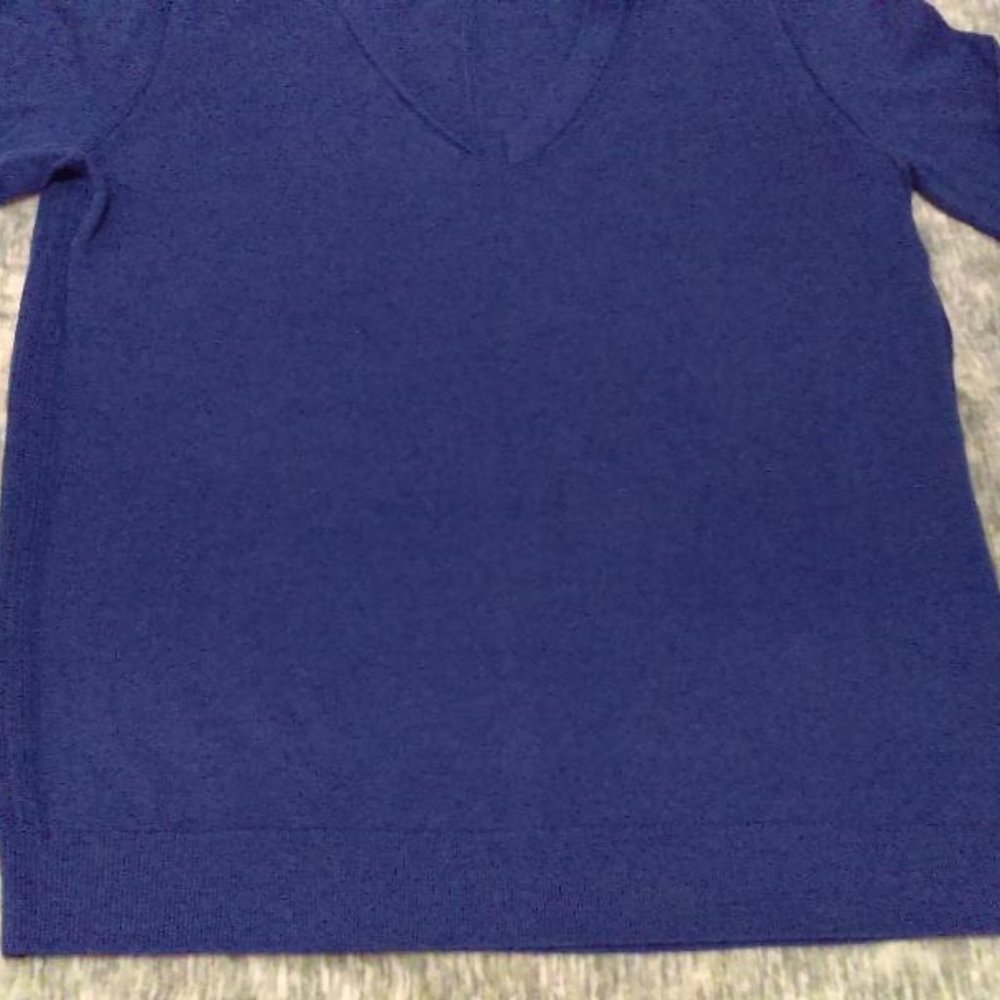 Light weight merino wool cobalt v-neck medium - Picture 3 of 5